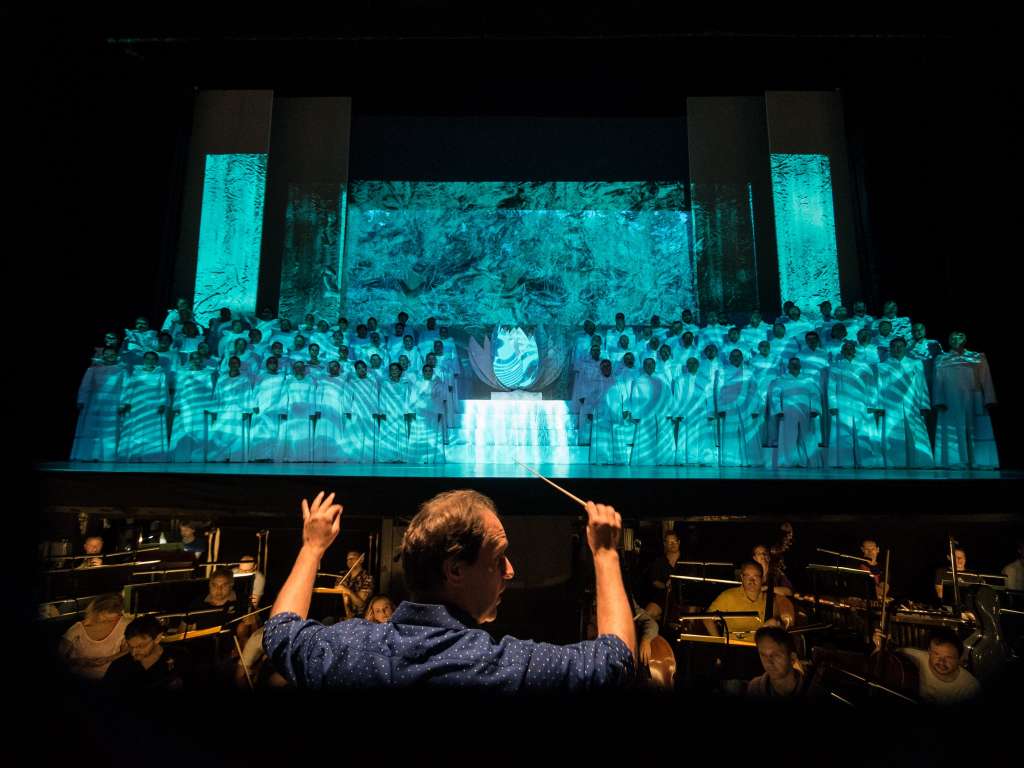 Ezüsttel átszőtt tüll vetítőháló – Carmina Burana az Erkel Színházban