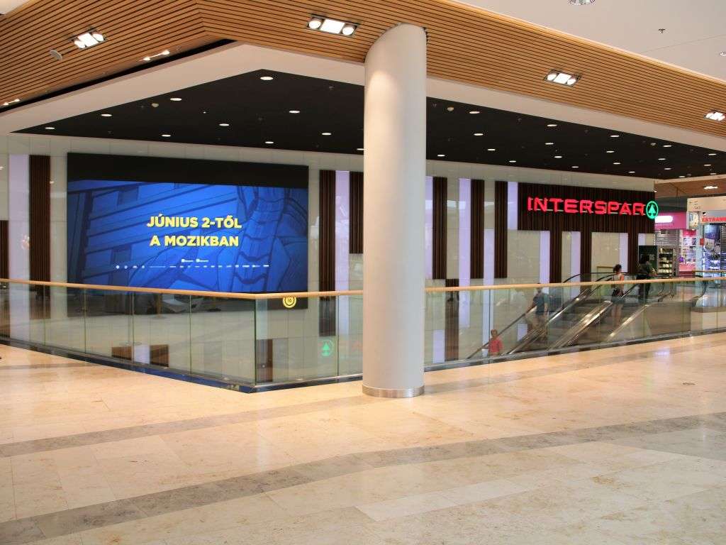Înlocuirea peretelor cu LED-uri exterioare și interioare la Centrul Comercial Allee 8