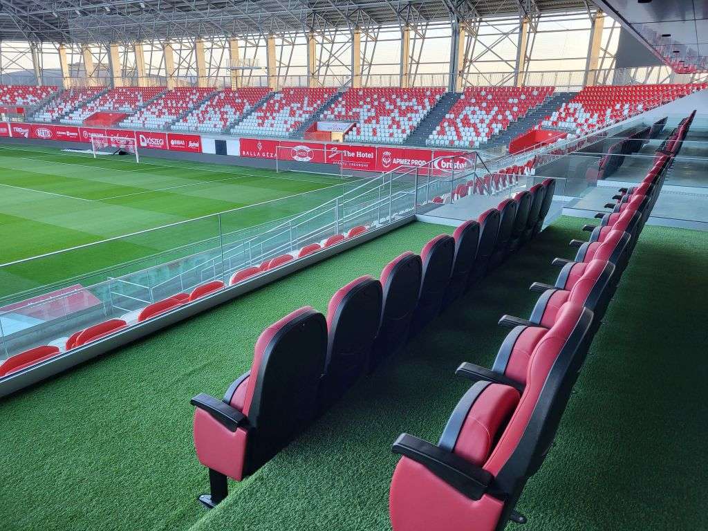 SEPSI OSK Stadion / Fűthető sportülésekkel ellátott cserepad tervezés és kivitelezés, nézőtéri szék telepítés 8