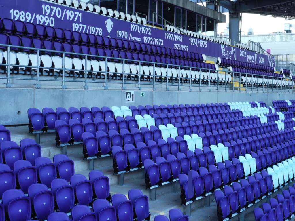 Szusza Ferenc Stadion / Új arculatba öltözött az Újpesti stadion: korszerű székek kerültek a nézőtéri lelátókra 1
