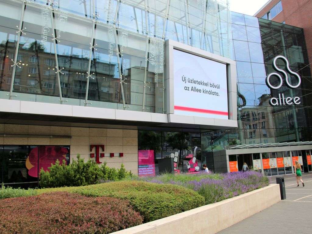 Înlocuirea peretelor cu LED-uri exterioare și interioare la Centrul Comercial Allee 8