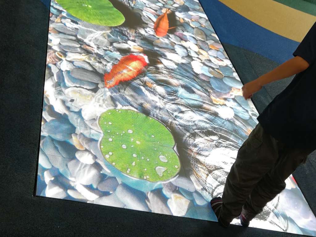Mallul Etele / Afișaj LED flexibil și ecran cu LED-uri pentru podea - Proiectare și implementare sistem de mall inteligent Digital Signage 7