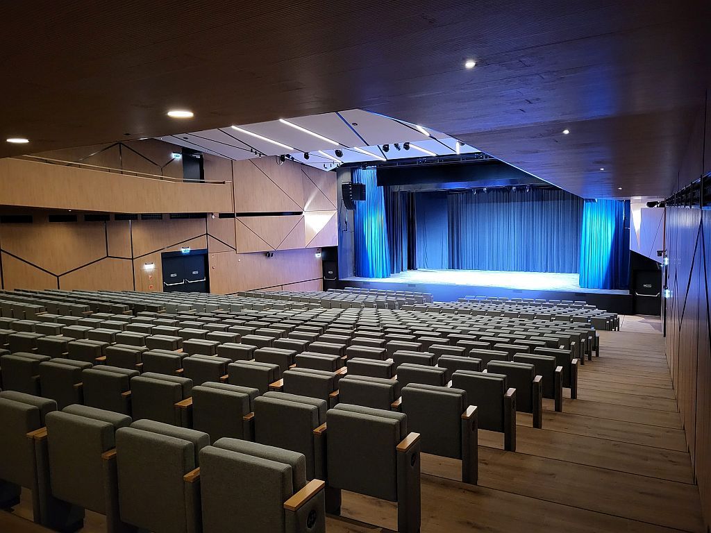 Centru de congrese Balatonfüred - Proiectare și execuție de technologie de scenă completă