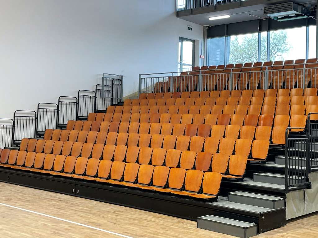 Montaretribună și scaune de tribună mobile cu acționare electrică la Sala sporturilor NIKÉ de la Fonyód 2