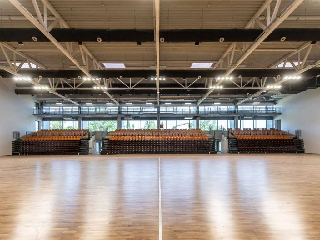 Montaretribună și scaune de tribună mobile cu acționare electrică la Sala sporturilor NIKÉ de la Fonyód 8