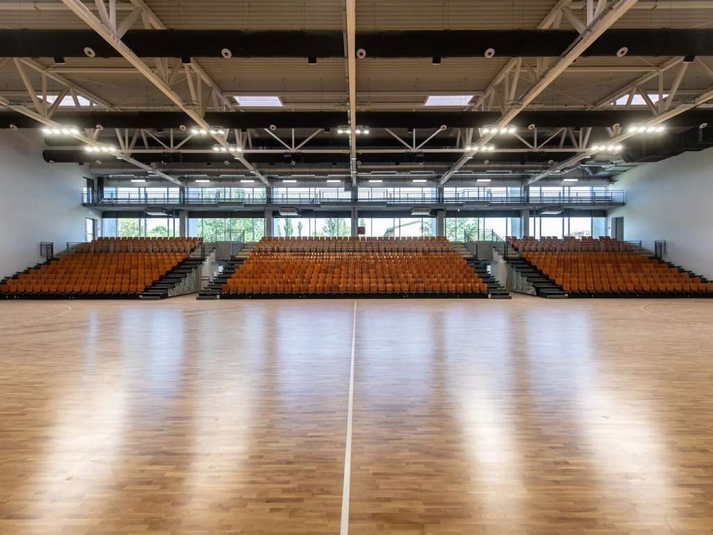 Montaretribună și scaune de tribună mobile cu acționare electrică la Sala sporturilor NIKÉ de la Fonyód 9