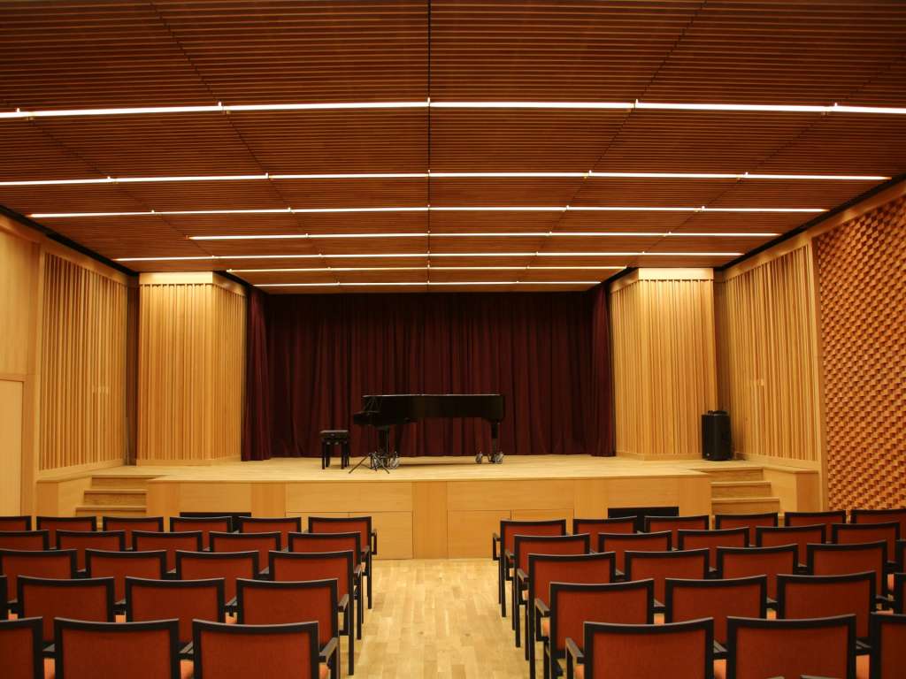 Școala de Muzică Antal Csermák / Proiectare și realizare scenă mobilă, ecran de proiecție, suport de cortină și sistem de deplasare, cusut perdele reflectorizante de sunet și perdele de fundal de scenă 4