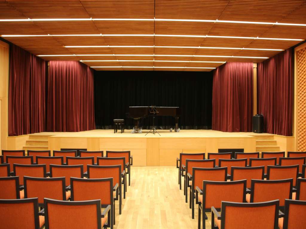 Școala de Muzică Antal Csermák / Proiectare și realizare scenă mobilă, ecran de proiecție, suport de cortină și sistem de deplasare, cusut perdele reflectorizante de sunet și perdele de fundal de scenă 7