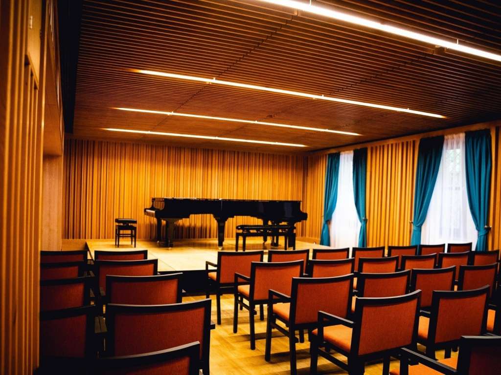 Școala de Muzică Antal Csermák / Proiectare și realizare scenă mobilă, ecran de proiecție, suport de cortină și sistem de deplasare, cusut perdele reflectorizante de sunet și perdele de fundal de scenă