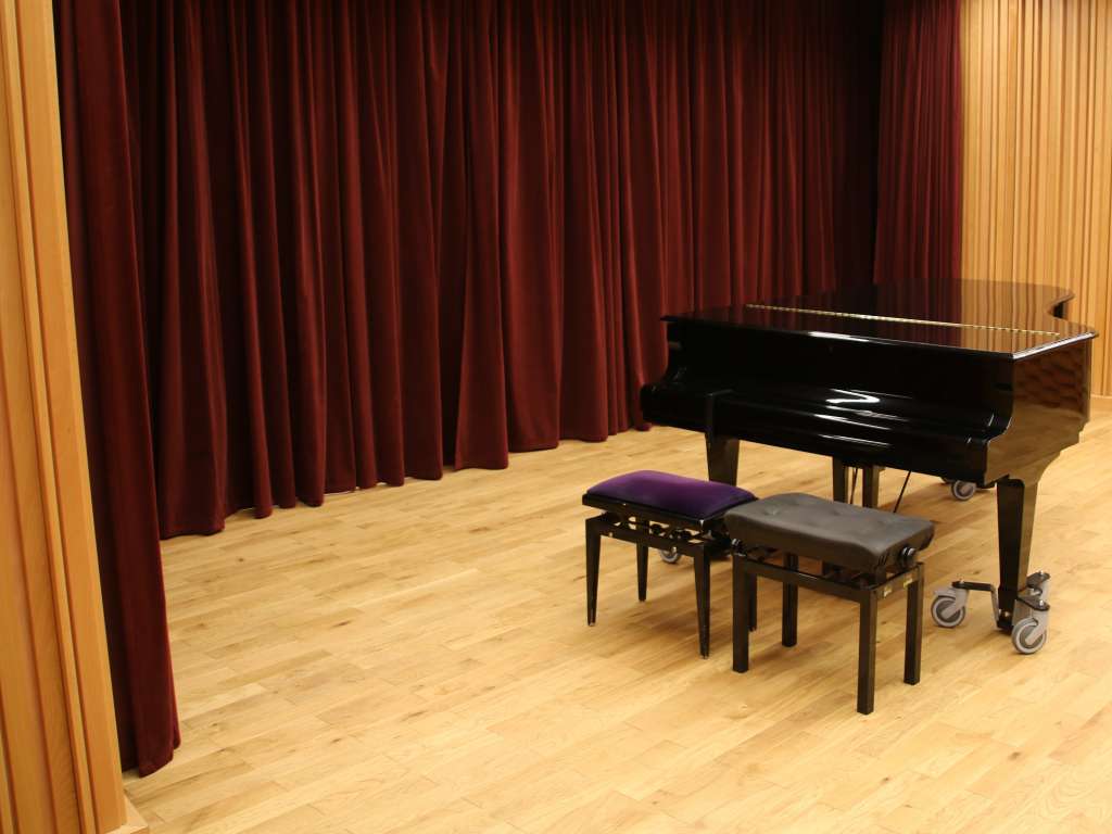 Școala de Muzică Antal Csermák / Proiectare și realizare scenă mobilă, ecran de proiecție, suport de cortină și sistem de deplasare, cusut perdele reflectorizante de sunet și perdele de fundal de scenă 5