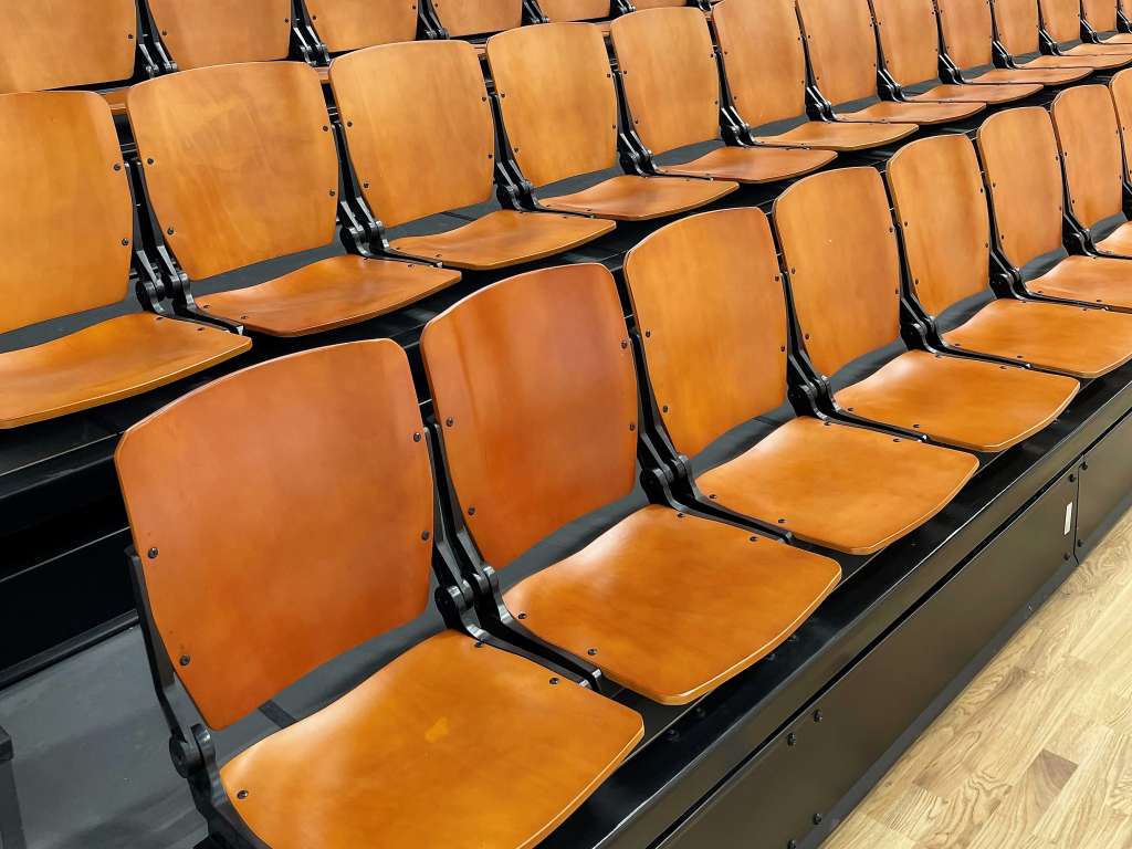 Montaretribună și scaune de tribună mobile cu acționare electrică la Sala sporturilor NIKÉ de la Fonyód