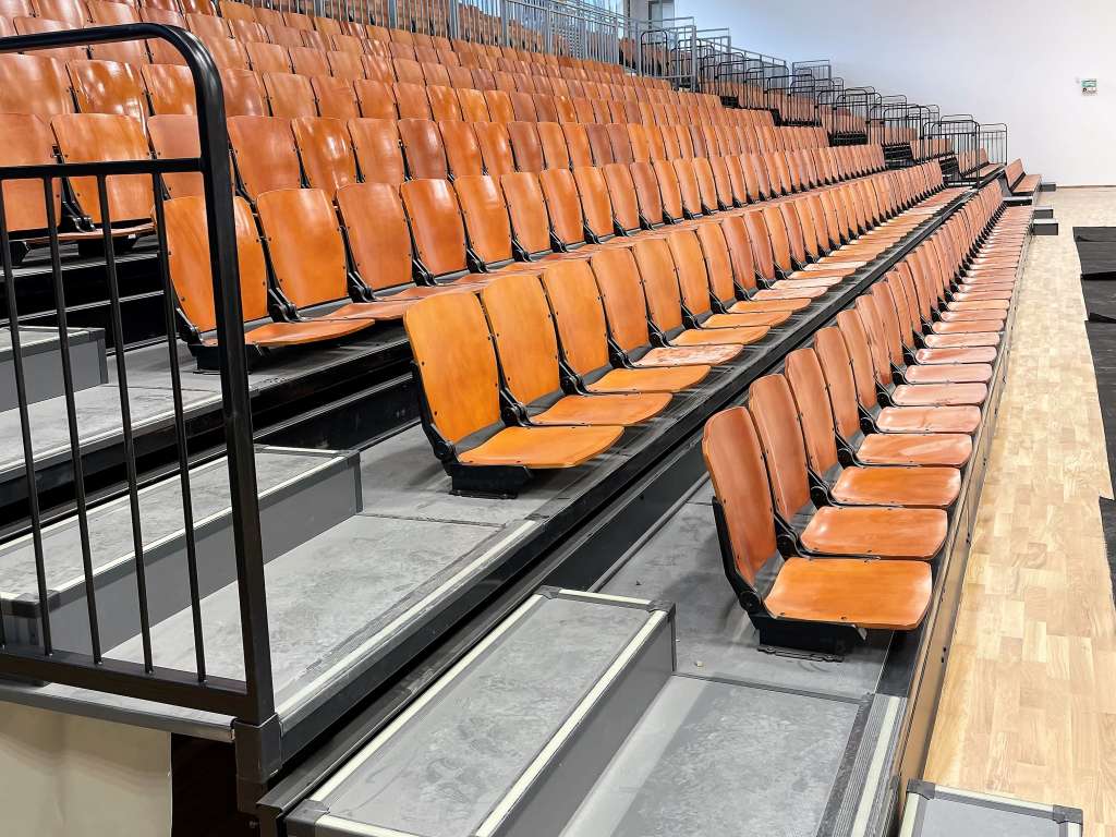 Montaretribună și scaune de tribună mobile cu acționare electrică la Sala sporturilor NIKÉ de la Fonyód 5