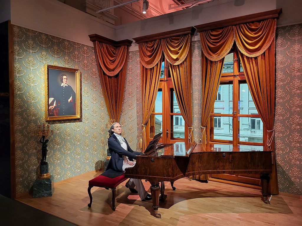 Madame Tussauds Budapest - Curtains for Installations 11