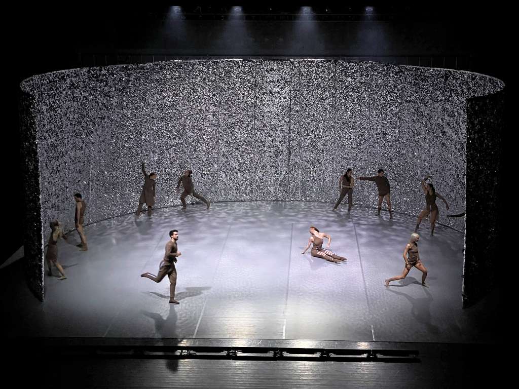 Silver background in the Great Hall of the National Dance Theatre 3