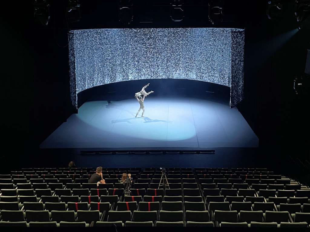 Silver background in the Great Hall of the National Dance Theatre 4