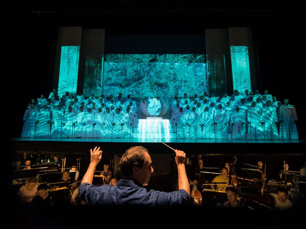 Tulle projection screen interwoven with silver - Carmina Burana in the Erkel Theatre